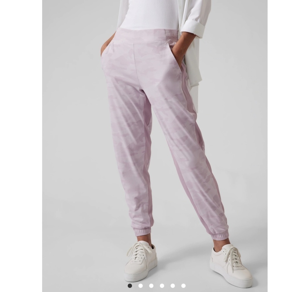 ATHLETA BROOKLYN LINED CAMO JOGGER IN CAMO LUX SHASTA PURPLE SIZE 12